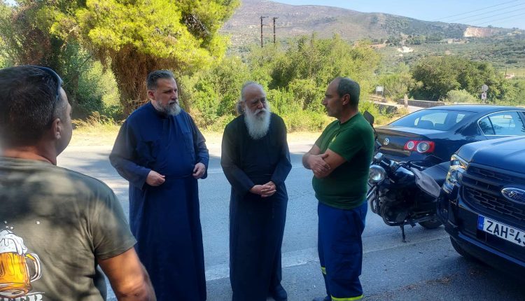 Στις-πυρόπληκτες-περιοχές-της-Ζακύνθου-ο-Μητροπολίτης-Διονύσιος