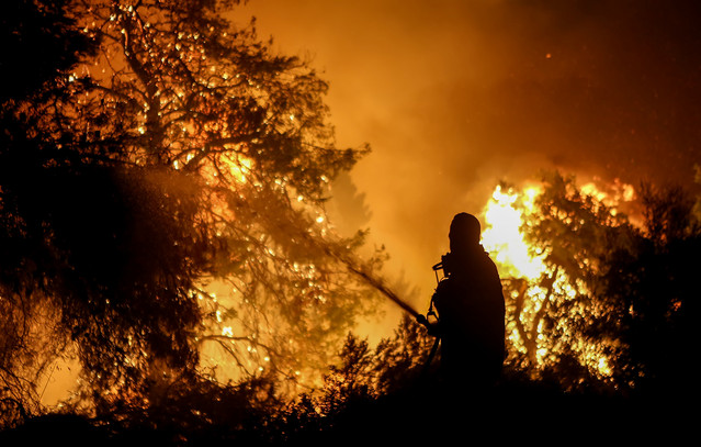 Φωτιά-στην-Αχαΐα:-Καίγεται-το-προάστιο-Ρωμανός-στην-Πάτρα-–-Απειλείται-εργοστάσιο-ποτοποιίας