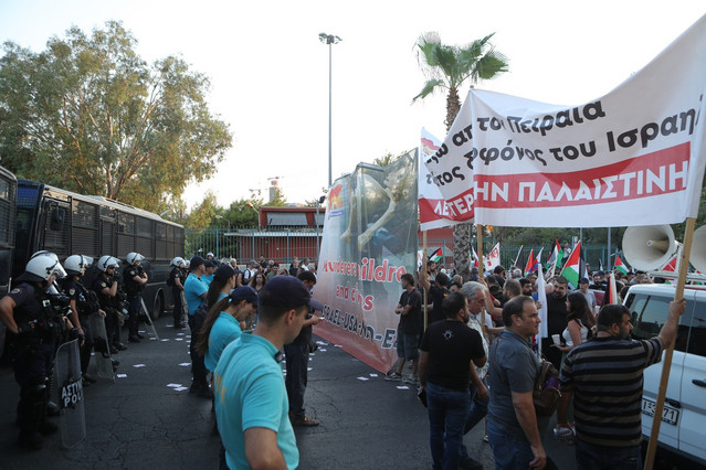 Συγκέντρωση-διαμαρτυρίας-στο-λιμάνι-του-Πειραιά-για-κρουαζιερόπλοιο-με-Ισραηλινούς-τουρίστες-–-Ισχυρή-παρουσία-της-Αστυνομίας