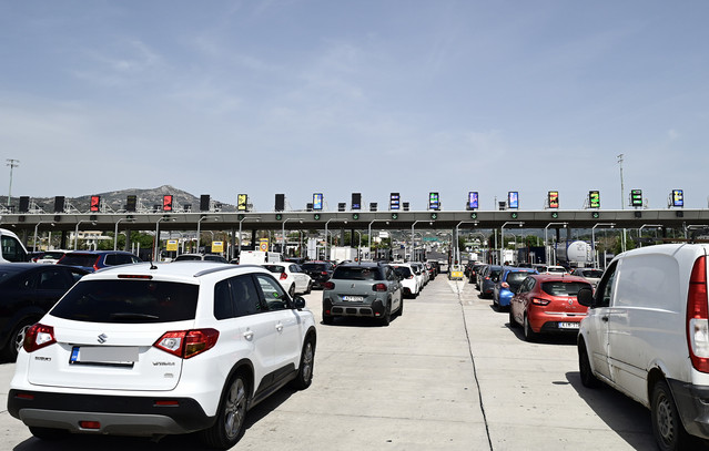 Τα-έκτακτα-μέτρα-της-Τροχαίας-για-την-έξοδο-του-Δεκαπενταύγουστου-–-Αυξημένη-η-κίνηση-στο-λιμάνι-του-Πειραιά:-Φεύγουν-και-οι-τελευταίοι