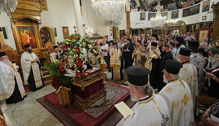 Εγκώμια-και-λιτανεία-του-Επιταφίου-της-Παναγίας-στη-Νάουσα