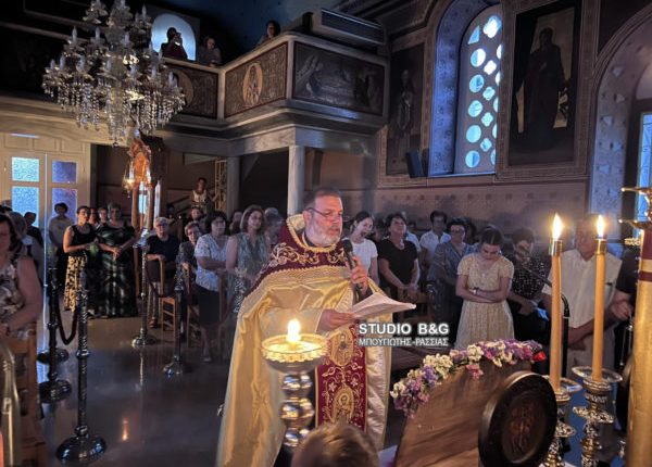 Τα-εγκώμια-και-η-περιφορά-του-Επιταφίου-της-Παναγίας-στο-Λυγουριό-Αργολίδας