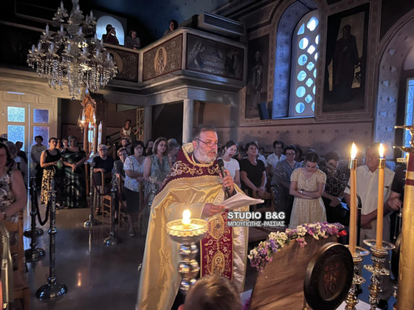 Τα-εγκώμια-και-η-περιφορά-του-Επιταφίου-της-Παναγίας-στο-Λυγουριό-Αργολίδας