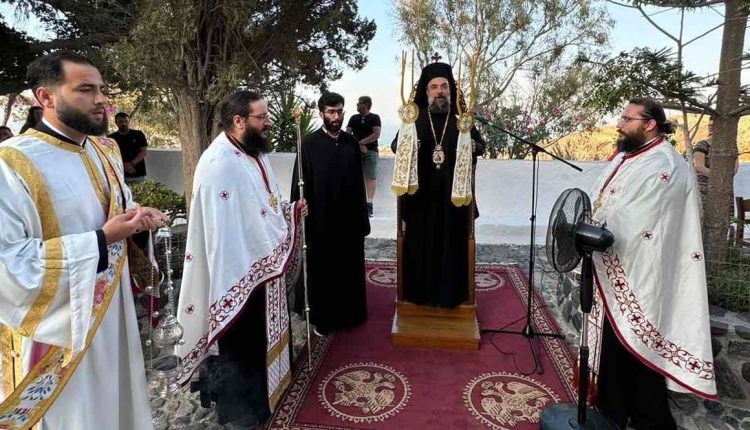 Ο-Μητροπολίτης-Θήρας-στην-τελευταία-Παράκληση-στην-Παναγία-την-Επισκοπή