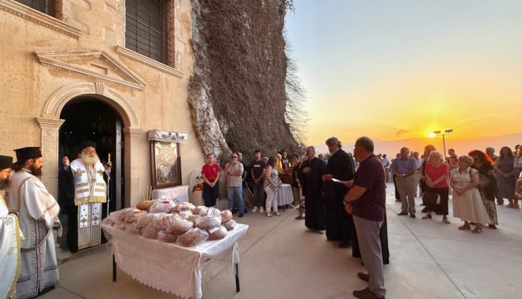 eσπερινός-προερτίων-Κοιμήσεως-της-Θεοτόκου-και-τελευταία-Παράκληση-στην-Ιερά-Μονή-Παναγίας-Φανερωμένης-Ιεράπετρας