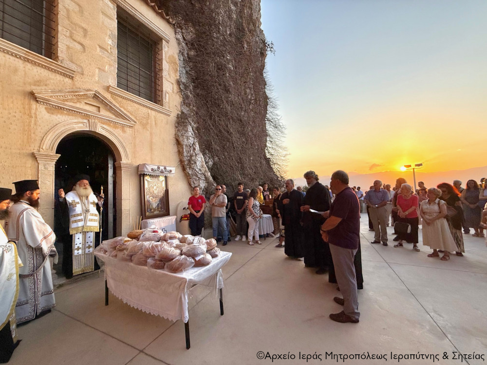 eσπερινός-προερτίων-Κοιμήσεως-της-Θεοτόκου-και-τελευταία-Παράκληση-στην-Ιερά-Μονή-Παναγίας-Φανερωμένης-Ιεράπετρας