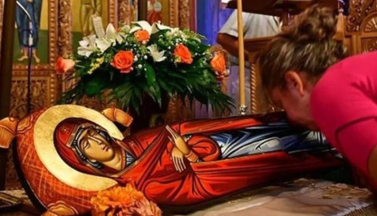 Κοίμηση-της-Θεοτόκου:-aπό-τις-Παναγίες-των-Κυκλάδων-και-το-Βέρμιο-έως-την-Ίμβρο-–-Χωρίς-Θεία-Λειτουργία-και-φέτος-η-Παναγία-Σουμελά-στον-Πόντο