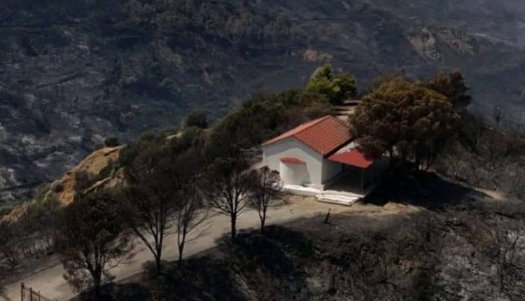 Φωτιά-στην-Αχαΐα:-Ναός-έμεινε-άθικτος-από-την-πύρινη-λαίλαπα