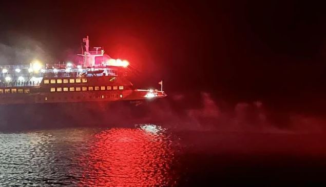 Τήνος:-Πλοίο-αποδίδει-τιμές-στο-νησί-της-Μεγαλόχαρης-(ΒΙΝΤΕΟ)