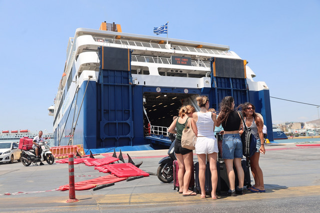 Φεύγουν-και-οι-τελευταίοι-εκδρομείς-του-Δεκαπενταύγουστου-–-Με-σχετική-πληρότητα-αναχωρούν-τα-πλοία