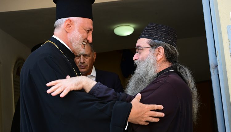 Στη-Χίο-ο-Αρχιεπίσκοπος-Αμερικής-Ελπιδοφόρος