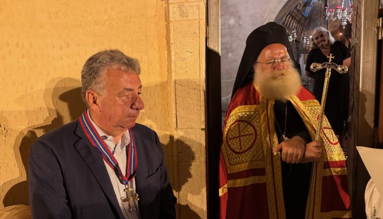 Ο-Ιεραπύτνης-Κύριλλος-απένειμε-τον-«Χρυσούν-Σταυρόν»-της-Μητροπόλεως-στον-Περιφερειάρχη-Κρήτης,-Σταύρο-Αρναουτάκη