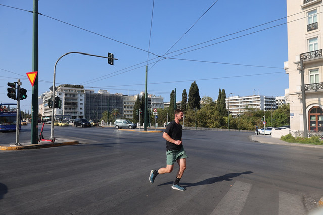 Έρημη-πόλη-η-Αθήνα-ανήμερα-του-Δεκαπενταύγουστου-–-Δείτε-εικόνες-από-το-κέντρο