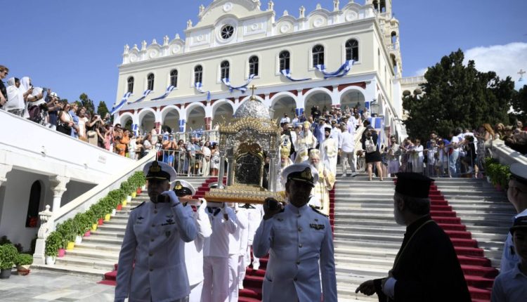 Χιλιάδες-πιστοί-στη-λιτάνευση-της-Μεγαλόχαρης-στην-Τήνο-(ΒΙΝΤΕΟ)