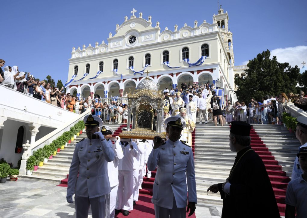 Χιλιάδες-πιστοί-στη-λιτάνευση-της-Μεγαλόχαρης-στην-Τήνο-(ΒΙΝΤΕΟ)
