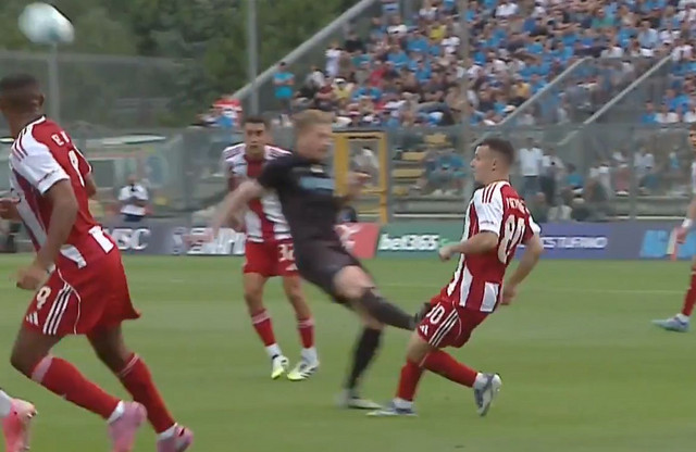 Ολυμπιακός:-Το-video-με-το-«εγκληματικό»-χτύπημα-του-Ντε-Μπρόινε-στον-Πνευμονίδη