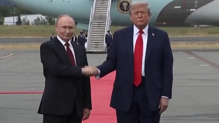 Ο-Τραμπ-υποδέχθηκε-τον-Πούτιν-στην-Αλάσκα