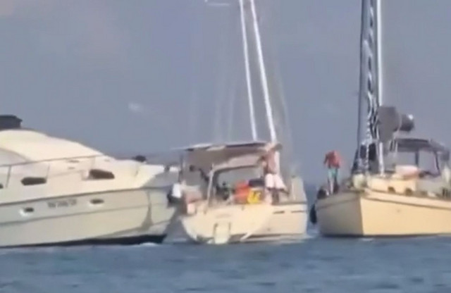 Ένα-γιοτ-πήρε-σβάρνα-δύο-ιστιοφόρα-στην-Κέρκυρα-–-Δείτε-καρέ-καρέ-την-πρόσκρουση-στην-Ερείκουσα