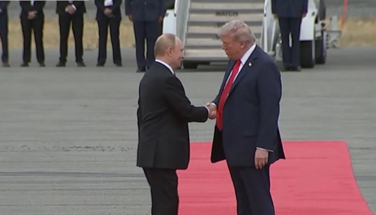 Ο-Τραμπ-υποδέχθηκε-με-θερμή-χειραψία-τον-Πούτιν-στην-Αλάσκα