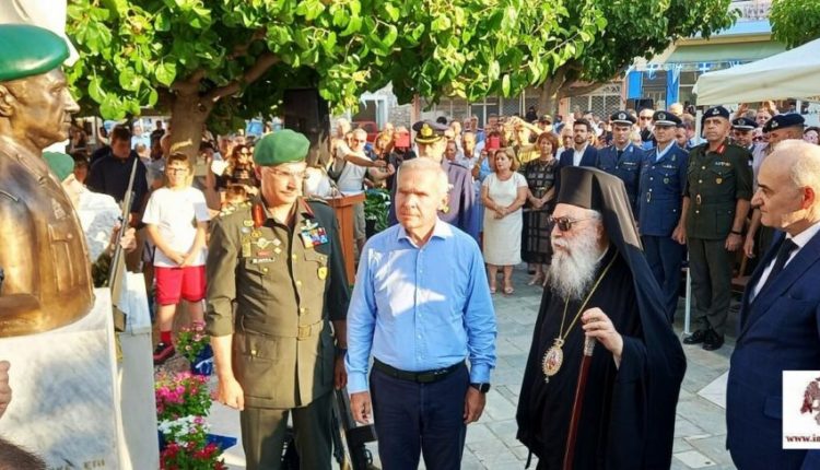 Ο-Σπάρτης-Ευστάθιος-στα-αποκαλυπτήρια-της-προτομής-του-ήρωα-Ηλία-Γλεντζέ