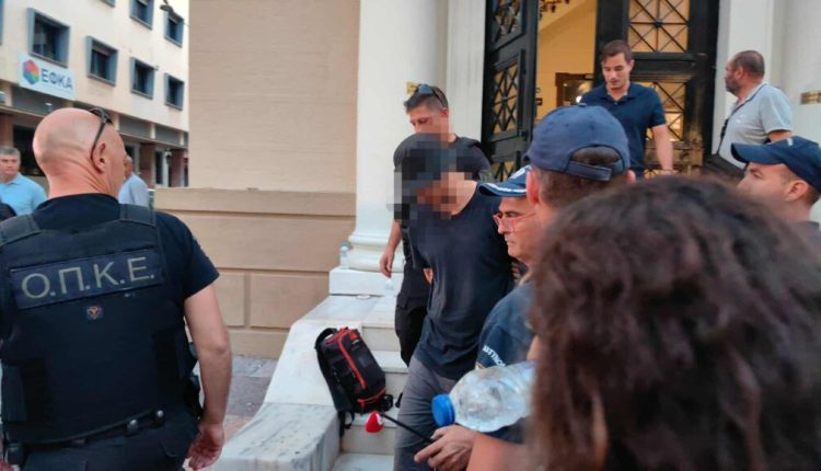 Στον-ανακριτή-οι-συλληφθέντες-για-τη-φωτιά-στα-Συχαινά-Πάτρας-–-Φέρεται-να-ομολόγησε-ο-19χρονος,-κενά-μνήμης-λόγω-μέθης-επικαλείται-ο-27χρονος