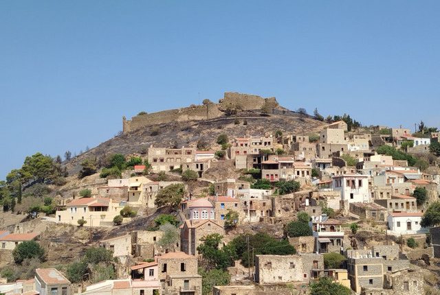 ΥΠΠΟ-για-τη-φωτιά-στη-βόρεια-Χίο:-Μικρής-έκτασης-οι-φθορές-στο-βυζαντινό-ναό-του-Αγίου-Γεωργίου-και-στο-Κάστρο-της-Βολισσού