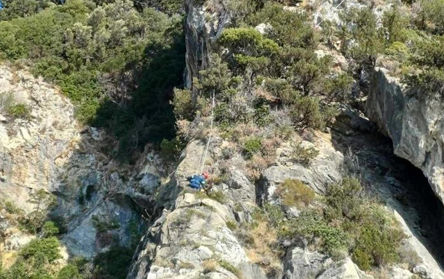 Κέρκυρα:-Σώος-απεγκλωβίστηκε-ο-τουρίστας-που-είχε-εγκλωβιστεί-σε-δύσβατο-σημείο-στην-Παλαιοκαστρίτσα