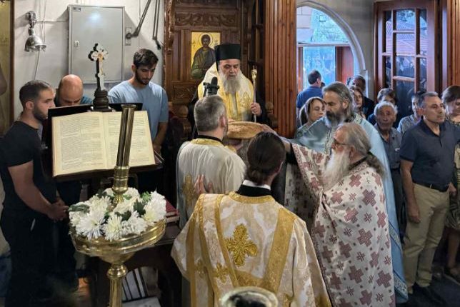 Ο-Μητροπολίτης-Κιτίου-στον-πανηγυρίζοντα-Ιερό-Ναό-Παναγίας-Αβδελλερού