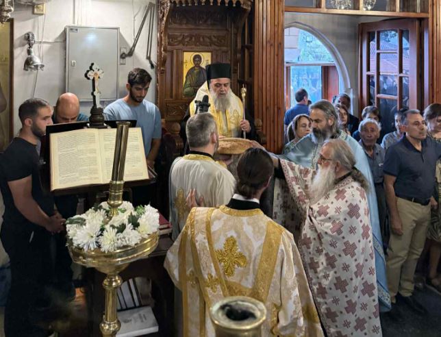 Ο-Μητροπολίτης-Κιτίου-στον-πανηγυρίζοντα-Ιερό-Ναό-Παναγίας-Αβδελλερού