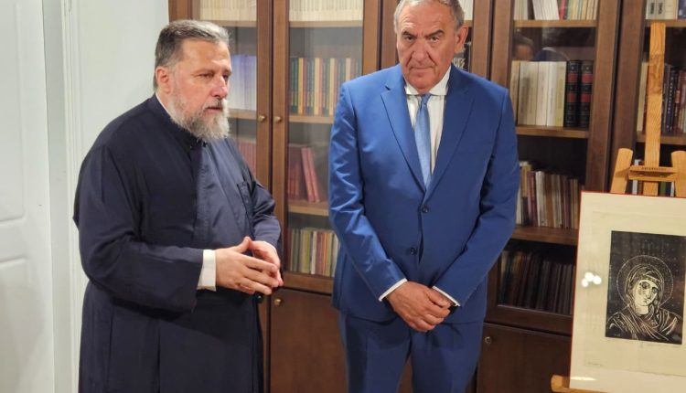 “Αληθώς”-εν-Βανάτω:-Ο-Βουλευτής-Ζακύνθου-στην-έκθεση-της-χαράκτριας-Άριας-Κομιανού