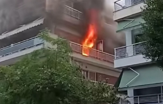 Θεσσαλονίκη:-Φωτιά-ξέσπασε-σε-διαμέρισμα-στην-Καλαμαριά-–- Δύο-τραυματίες-απεγκλωβίστηκαν-από-την-πυροσβεστική