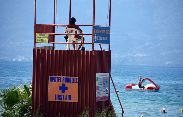 Ναυαγοσώστης-εκτός-υπηρεσίας-έσωσε-πέντε-νεαρά-άτομα-που-κινδύνευαν-να-πνιγούν-στα-Χανιά