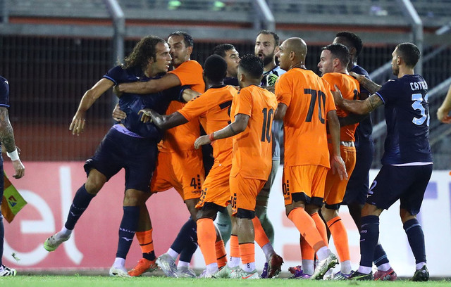 Ατρόμητος-–-Λάτσιο:-Τα-σκληρά-μαρκαρίσματα-προκάλεσαν-σύρραξη-και-ξύλο-μεταξύ-των-παικτών-μετατρέποντας-το-γήπεδο-σε-ρινγκ