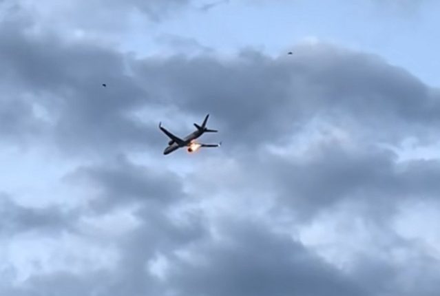 Συγκλονιστικό-βίντεο-–-Η-στιγμή-που-εκρήγνυται-κινητήρας-αεροσκάφους-πάνω-από-την-Κέρκυρα