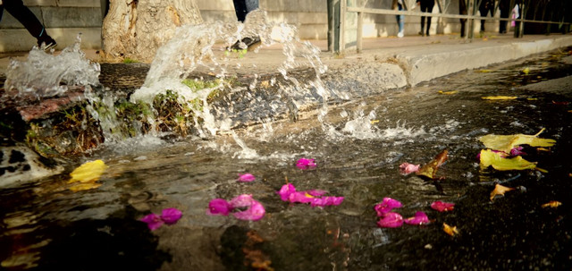 Διεκόπη-η-κυκλοφορία-σε-κεντρικό-δρόμο-στο-Ίλιον-–-Έσπασε-αγωγός-της-ΕΥΔΑΠ
