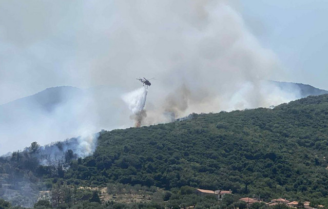 Φωτιά-στη-Λάγια-Ανατολικής-Μάνης-καίει-σε-χαμηλή-βλάστηση-–-Αεροπλάνα-και-ελικόπτερο-στη-μάχη-με-τις-φλόγες