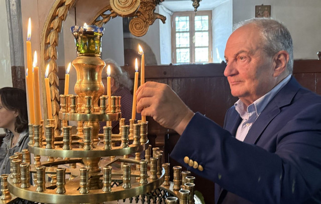 Ο-Οικουμενικός-Πατριάρχης-Βαρθολομαίος-υποδέχτηκε-στην-Ίμβρο-τον-πρώην-πρωθυπουργό-Κώστα-Καραμανλή