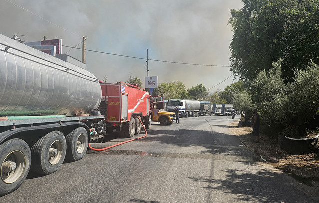 Φωτιά-στην-Ιόνια-Οδό-στο-Αγρίνιο-από-σκασμένο-ελαστικό-φορτηγού-–-Επεκτάθηκε-στον-κάμπο-της-Γουριώτισσας