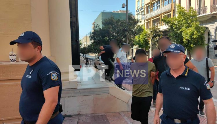 Προφυλακιστέοι-κρίθηκαν-οι-δύο-κατηγορούμενοι-ως-εμπρηστές-στην-Πάτρα