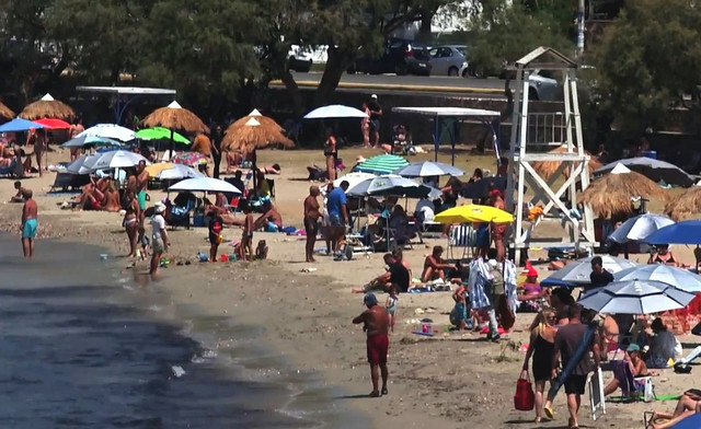 «Βούλιαξαν»-οι-παραλίες-της-Αττικής-–-Το-αδιαχώρητο-σε-Ανάβυσσο,-Σαρωνίδα,-Λαγονήσι