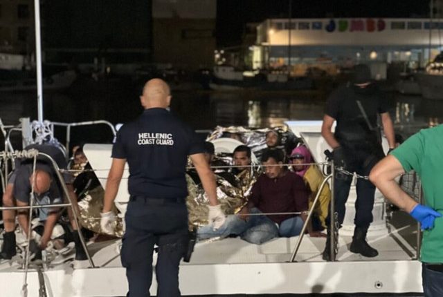 Στο-λιμάνι-της-Καλαμάτας-οι-39-μετανάστες-που-διασώθηκαν-στο-μεσσηνιακό-κόλπο-–-Πώς-έγινε-η-επιχείρηση-του-Λιμενικού