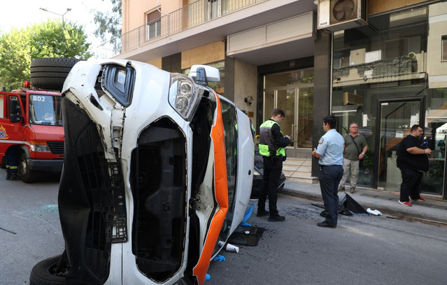 Τροχαίο-στο-Γουδί:-Ανατράπηκε-ασθενοφόρο-που-μετέφερε-τραυματία