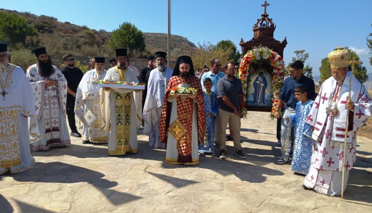 Κλήρος-και-λαός-τίμησαν-τον-Όσιο-Αρσένιο-στην-Πάρο