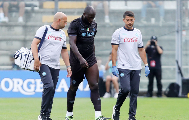 Σοκ-στη-Νάπολι-με-Λουκάκου-–-Μπαίνει-χειρουργείο-και-μένει-εκτός-για-τουλάχιστον-τρεις-μήνες