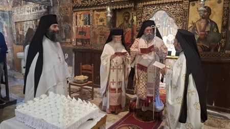 Αρχιερατική-Θεία-Λειτουργία-στην-εορτάζουσα-Ιερά-Μονή-Βελλάς-Ιωαννίνων