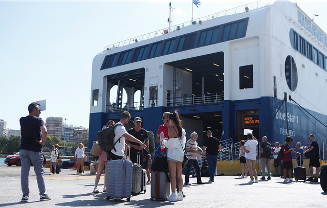 Επιστρέφουν-στην-Αθήνα-οι-αδειούχοι-του-Αυγούστου-–-Γεμάτα-γυρίζουν-τα-πλοία-στα-λιμάνια-της-Αττικής