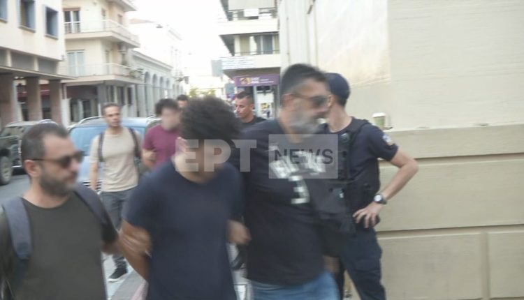 Πάτρα:-Στον-ανακριτή-οι-δύο-νεαροί-για-τον-εμπρησμό-στο-Γηροκομείο-–-Τι-υποστηρίζουν