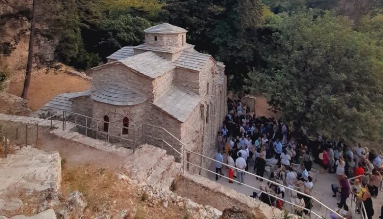 Πρώτη-Αρχιερατική-Θεία-Λειτουργία-στον-Ιερό-Ναό-Μεταμορφώσεως-του-Σωτήρος-Ποταμίου-Καρλοβάσου