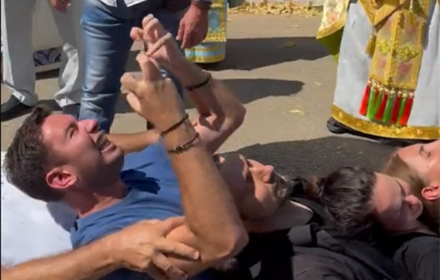 Απίστευτες-εικόνες-σε-λιτανεία-στην-Κεφαλονιά:-«Δαιμονισμένος»-αναστάτωσε-τους-πιστούς-–-«Γεράσιμε-με-έκαψες»