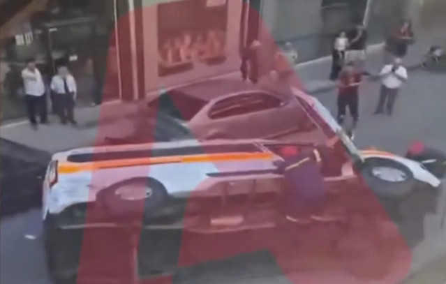 Η-στιγμή-που-το-ασθενοφόρο-ανετράπη-στη-μέση-του-δρόμου-στου-Γουδή-–-Κόσμος-προσπαθούσε-να-απεγκλωβίσει-τον-ασθενή-που-έχασε-τη-ζωή-του